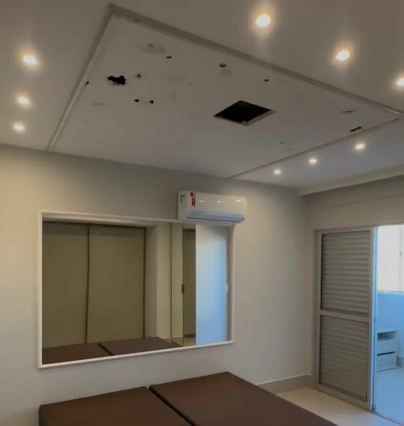Teto com danos e aberturas antes do reparo, em imóvel no Setor Oeste, Goiânia