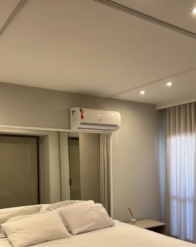 O mesmo ambiente após o reparo de pós-obra, com teto liso e acabamento uniforme