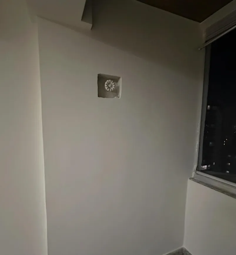Parede fechada e pintada, com ponto de acesso à prumada, após o reparo